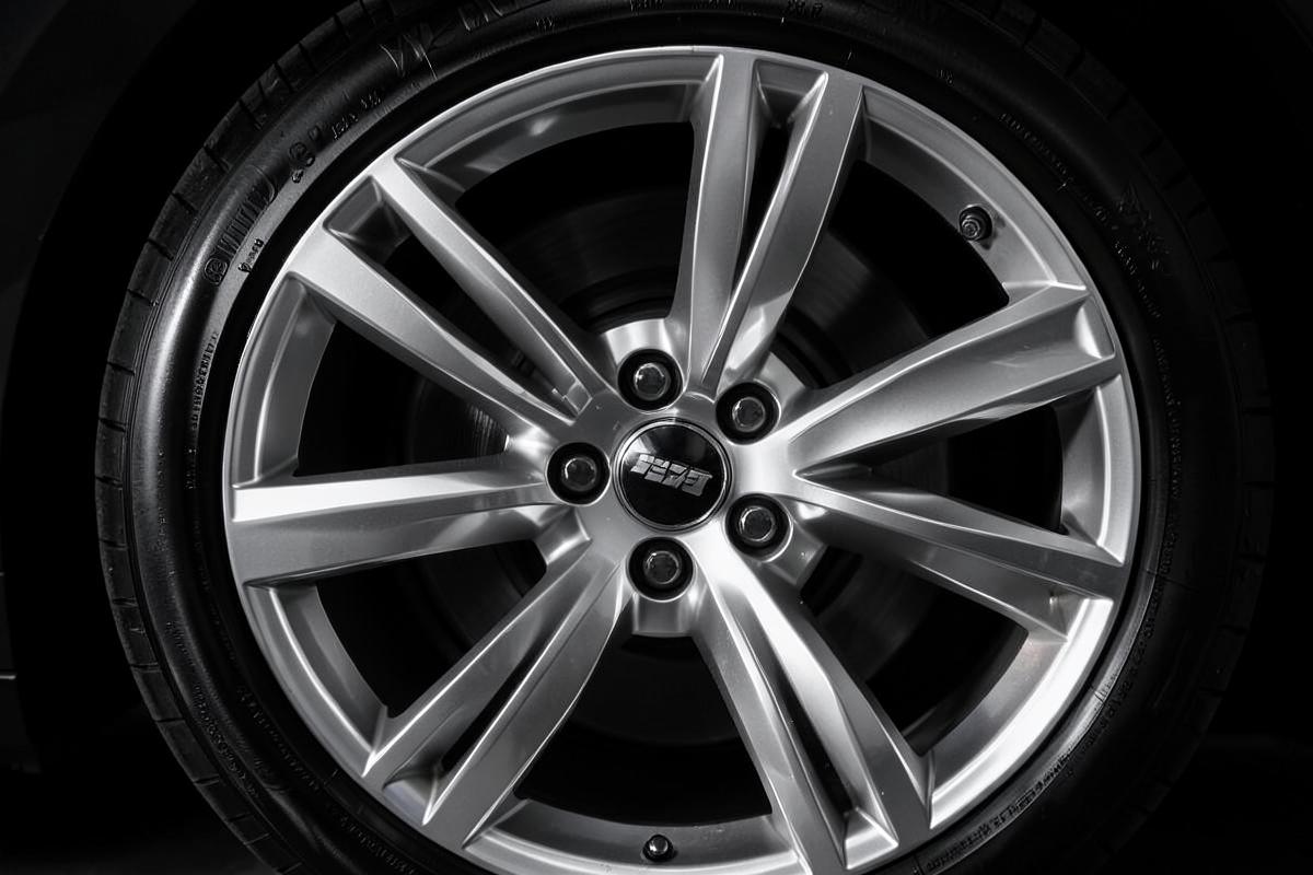 Lichtmetalen velg met autoband van dichtbij